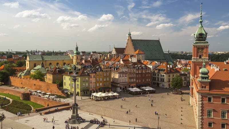 Vista superiore delle costruzioni nel vecchio centro di Varsavia, Polonia Corsa immagini stock libere da diritti Vista superiore delle costruzioni nel vecchio centro di Varsavia, Polonia Corsa immagini stock libere da diritti