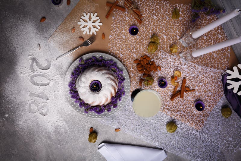 Vista superiore di un dolce accanto ad un segno da 2018 nuovi anni Cena di Natale su un fondo della tavola Concetto della composi fotografie stock libere da diritti Vista superiore di un dolce accanto ad un segno da 2018 nuovi anni Cena di Natale su un fondo della tavola Concetto della composi fotografie stock libere da diritti