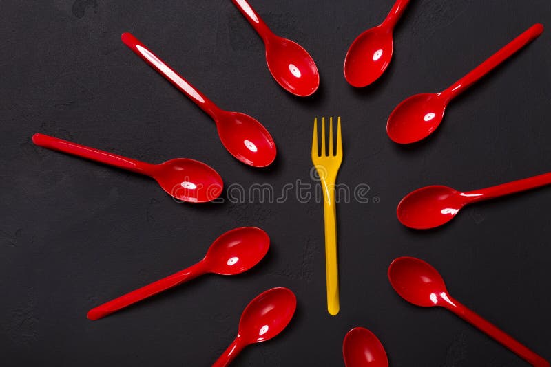 Vista superiore sulla forchetta e sui cucchiai di plastica su fondo nero immagine stock Vista superiore sulla forchetta e sui cucchiai di plastica su fondo nero immagine stock