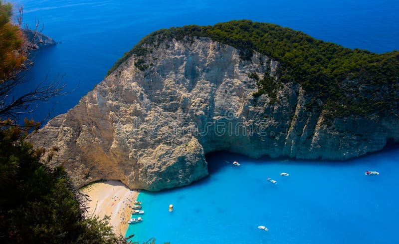 Vista superiore sulla spiaggia del naufragio o Navagio Baeach sull'isola di Zacinto, Grecia fotografie stock libere da diritti Vista superiore sulla spiaggia del naufragio o Navagio Baeach sull'isola di Zacinto, Grecia fotografie stock libere da diritti