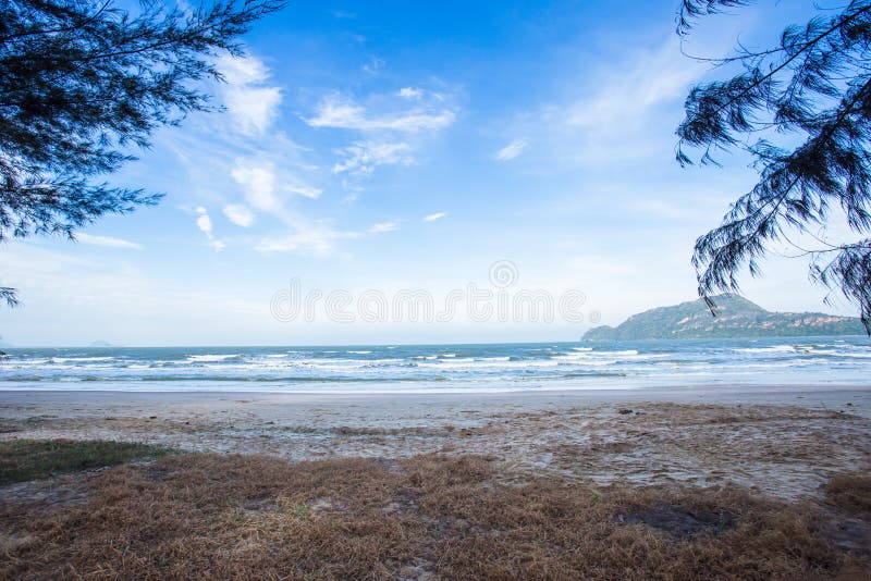 Vista surpreendente da praia bonita Lugar: Mar de Tailândia Andaman da província de Krabi Imagem artística imagens de stock Vista surpreendente da praia bonita Lugar: Mar de Tailândia Andaman da província de Krabi Imagem artística imagens de stock