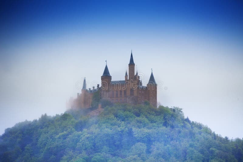 Vista surpreendente do castelo de Hohenzollern no embaçamento imagem de stock Vista surpreendente do castelo de Hohenzollern no embaçamento imagem de stock