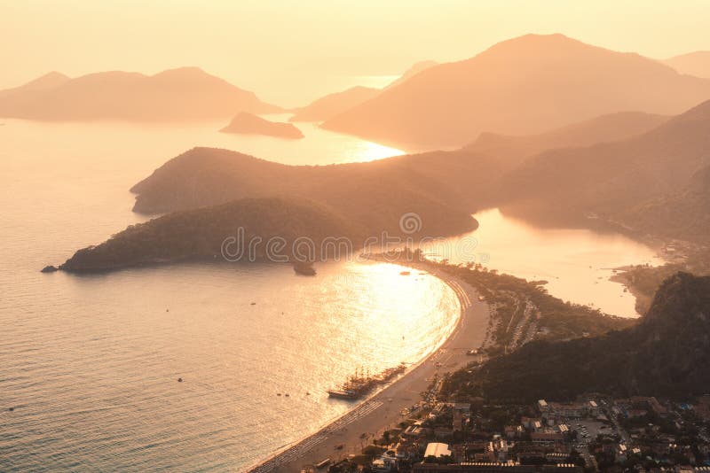 Vista surpreendente do pico de montanha em Oludeniz, Turquia imagem de stock royalty free Vista surpreendente do pico de montanha em Oludeniz, Turquia imagem de stock royalty free