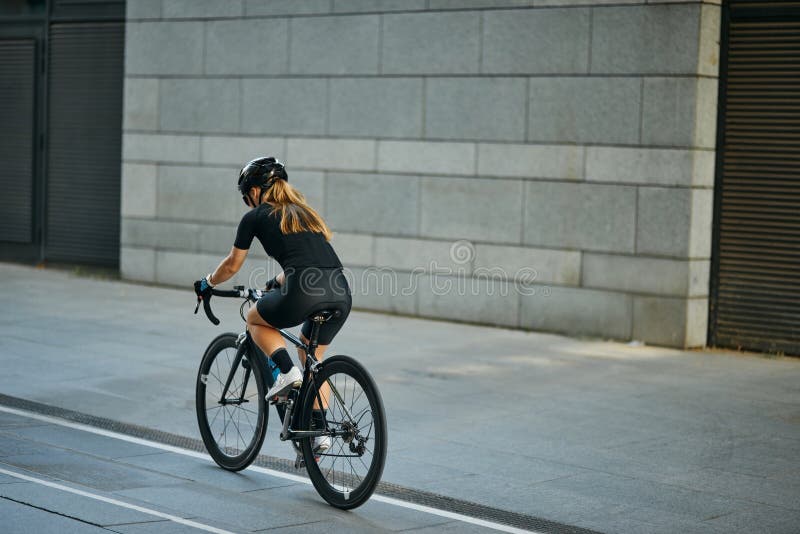 sensibilidad Escarpado Jugando ajedrez Vista Trasera De Ciclista Profesional En Ropa De Ciclismo Negro Y Equipo  Protector Montar Bicicleta En La Ciudad De Paso Foto de archivo - Imagen de  enmascarado, adulto: 213764104