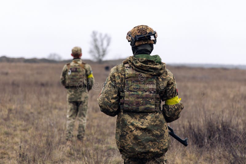 Fotos de Hombres Mujeres Soldados Ucranianos Vestían Uniforme Militar  Primera Línea Pareja - Imagen de © ryzhiq@hotmail.com #619417790