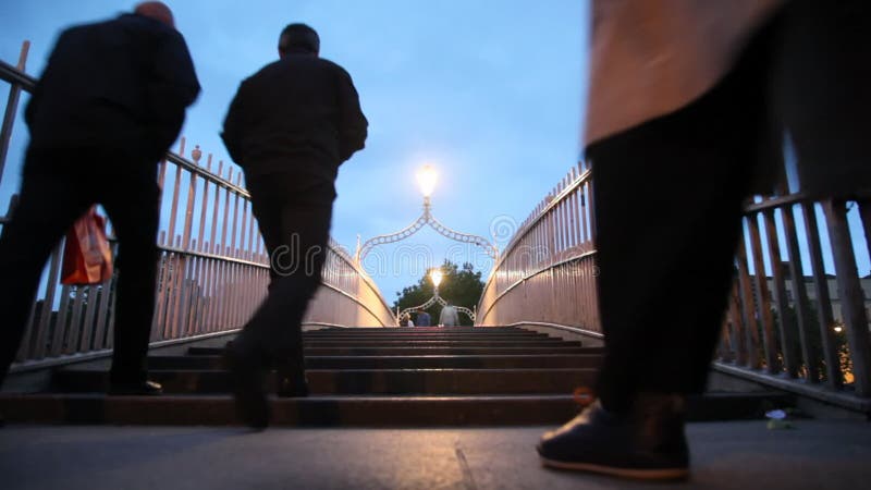 Vista trasera de personas caminando por el puente feliz almacen de metraje de vídeo