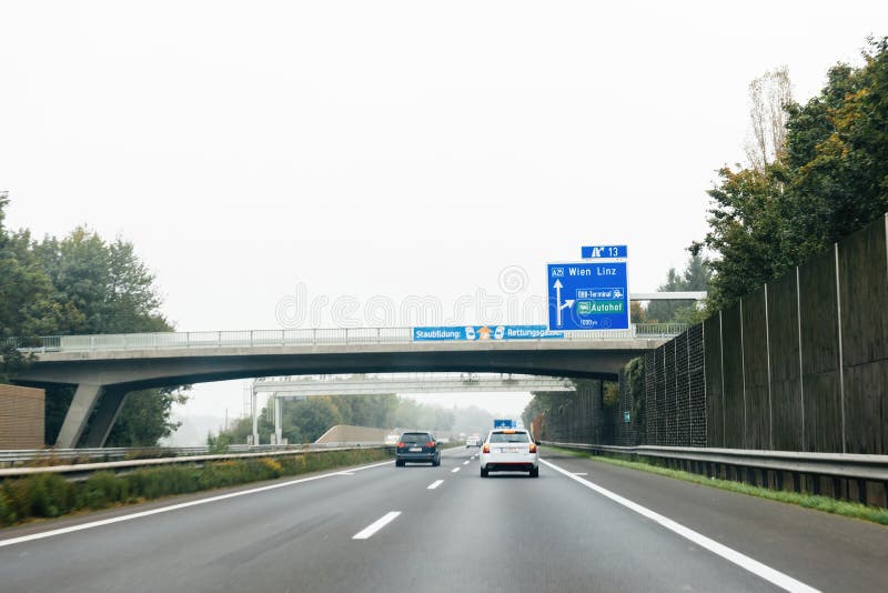 Vista trasera de skoda y vagones vw conduciendo rápido en la autopista austriaca imagen de archivo libre de regalías