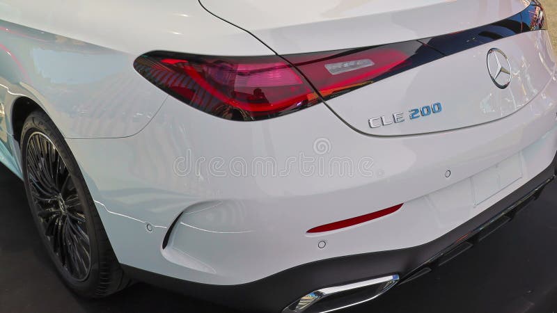 Vista trasera de un nuevo cupo de mercedes blanco benz cle 200 estacionado en una sala de exposición metrajes