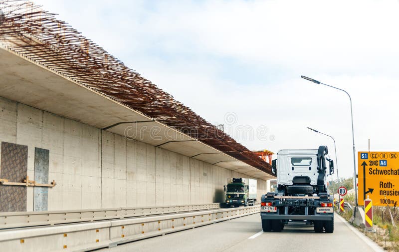 Vista trasera del camión blanco mercedesbenz que conduce rápido en austriaco fotos de archivo