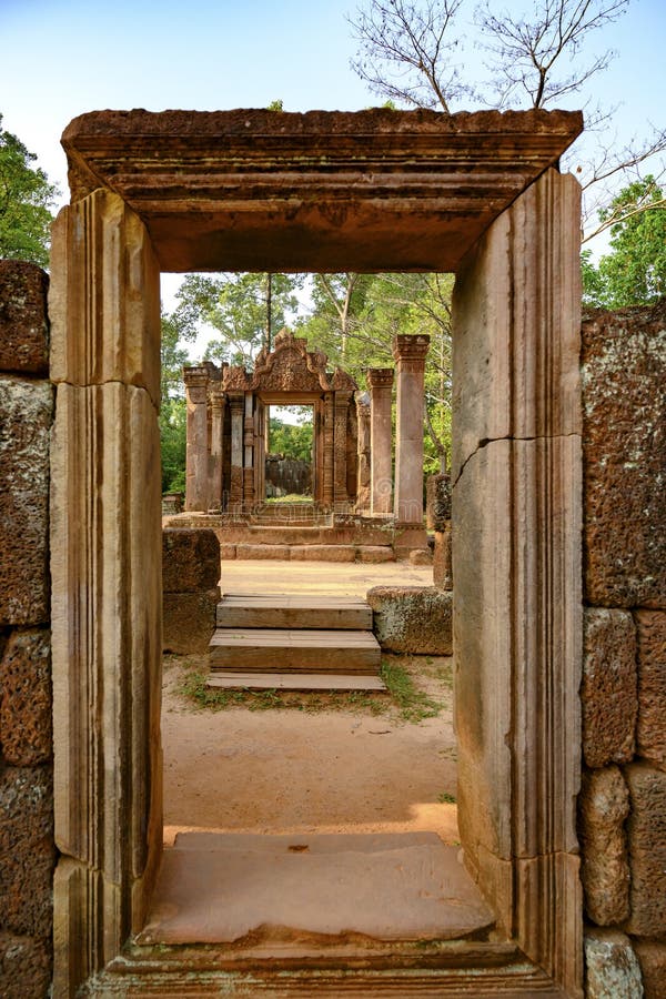 Vista a través de la entrada del templo en las ruinas de Banteay Srei, Camboya, al bosque verde imagen de archivo