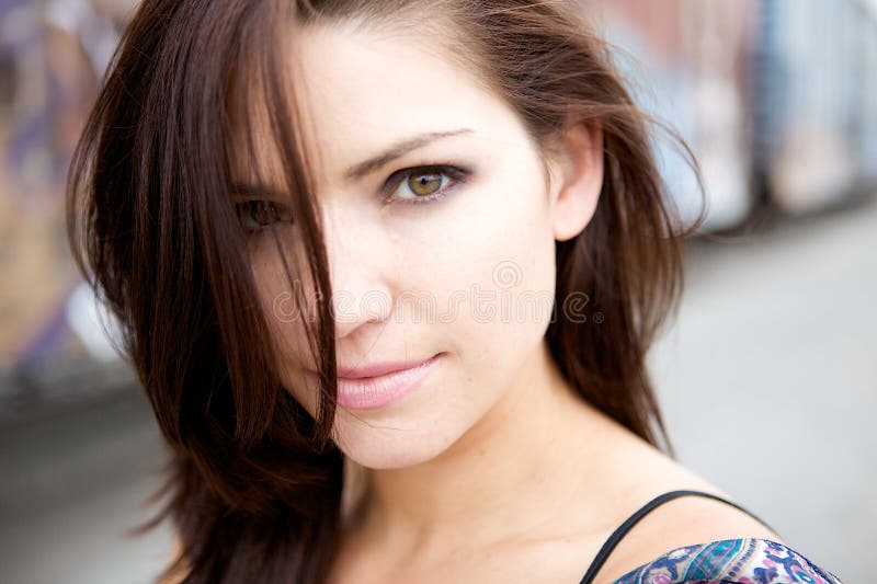 Morena a olhar para a câmara imagem de stock