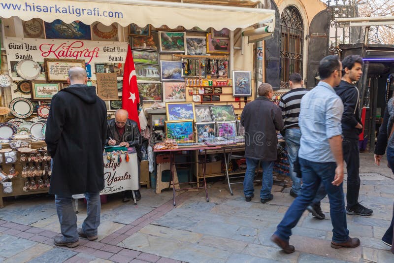 Vista turca del bazar con i venditori ed i compratori di camminata immagine stock Vista turca del bazar con i venditori ed i compratori di camminata immagine stock