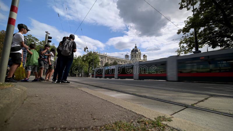 Vista ultra amplia a nivel de tierra de los turistas esperando cruzar en una intersección peatonal cerca del museo kunsthistorisch