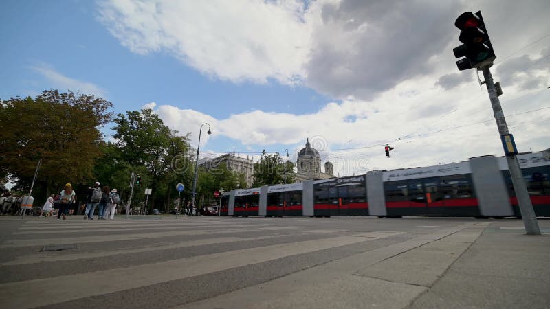 Vista ultra amplia a nivel de tierra de los turistas que cruzan en una intersección peatonal cerca del museo de arte kunsthistoris