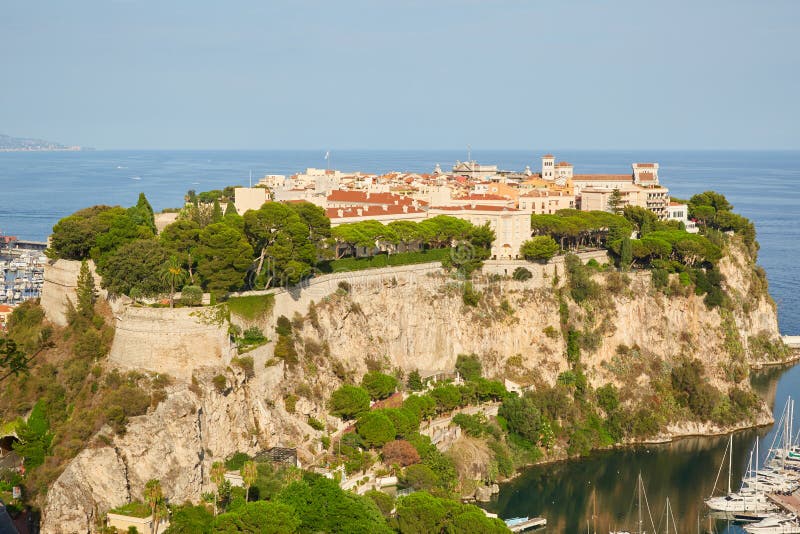 Vista in un pomeriggio soleggiato di estate, chiaro cielo blu dell'angolo alto della citt? di Monte Carlo nel Monaco immagine stock Vista in un pomeriggio soleggiato di estate, chiaro cielo blu dell'angolo alto della citt? di Monte Carlo nel Monaco immagine stock