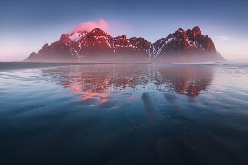 Vista unica sulla spiaggia di sabbia nera Capo di Stokksnes di posizione, supporto di Batman della montagna di Vestrahorn, Island immagini stock Vista unica sulla spiaggia di sabbia nera Capo di Stokksnes di posizione, supporto di Batman della montagna di Vestrahorn, Island immagini stock