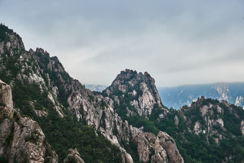 Vista a uno de los picos del Mt Seolark visto desde arriba de Gwon-Geom-cantado en la Corea del Sur