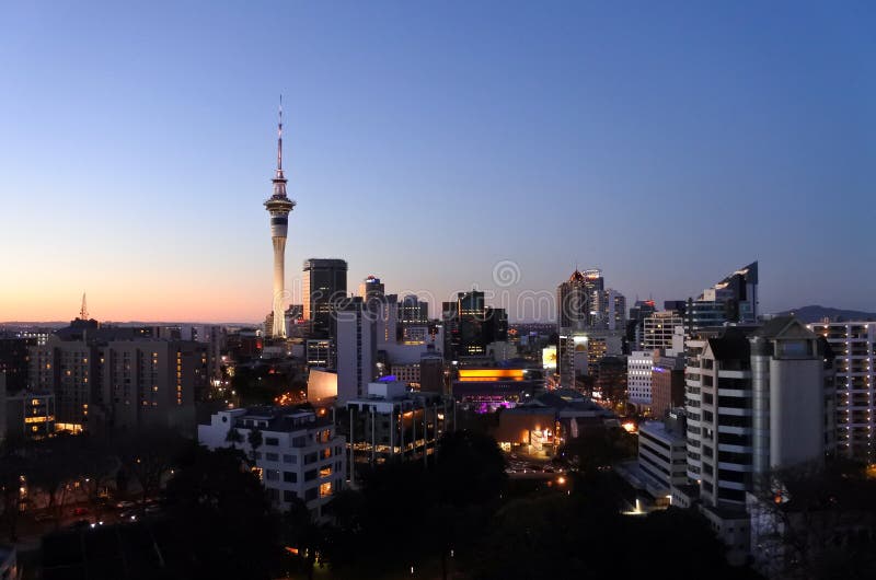 Vista urbana del paesaggio dell'orizzonte di Auckland CBD al crepuscolo fotografia stock Vista urbana del paesaggio dell'orizzonte di Auckland CBD al crepuscolo fotografia stock
