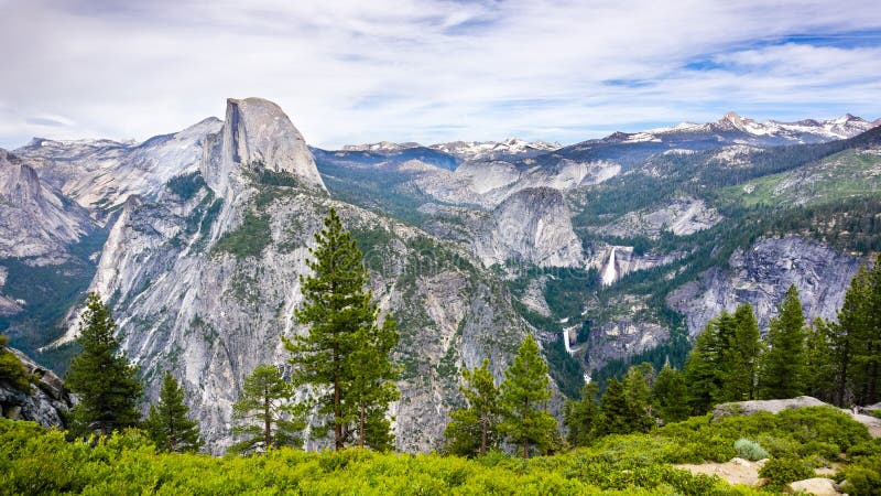 Vista verso la mezza cupola; Caduta primaverile, Nevada Fall e Liberty Dome visibili a destra; la neve ha ricoperto le montagne n immagini stock Vista verso la mezza cupola; Caduta primaverile, Nevada Fall e Liberty Dome visibili a destra; la neve ha ricoperto le montagne n immagini stock