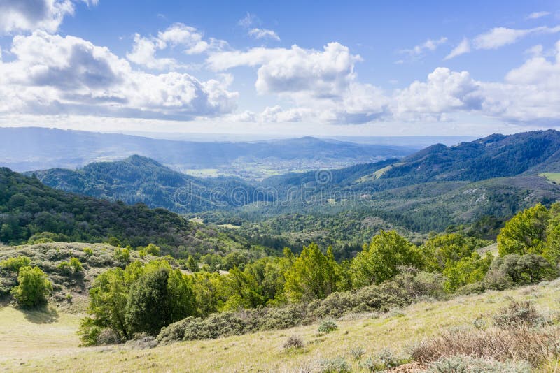 Vista verso la valle di Sonoma, Sugarloaf Ridge State Park, la contea di Sonoma, California fotografia stock Vista verso la valle di Sonoma, Sugarloaf Ridge State Park, la contea di Sonoma, California fotografia stock