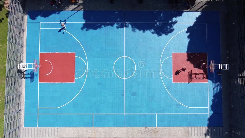 Foto Vertical De Uma Pessoa Jogando Basquete Foto de Stock