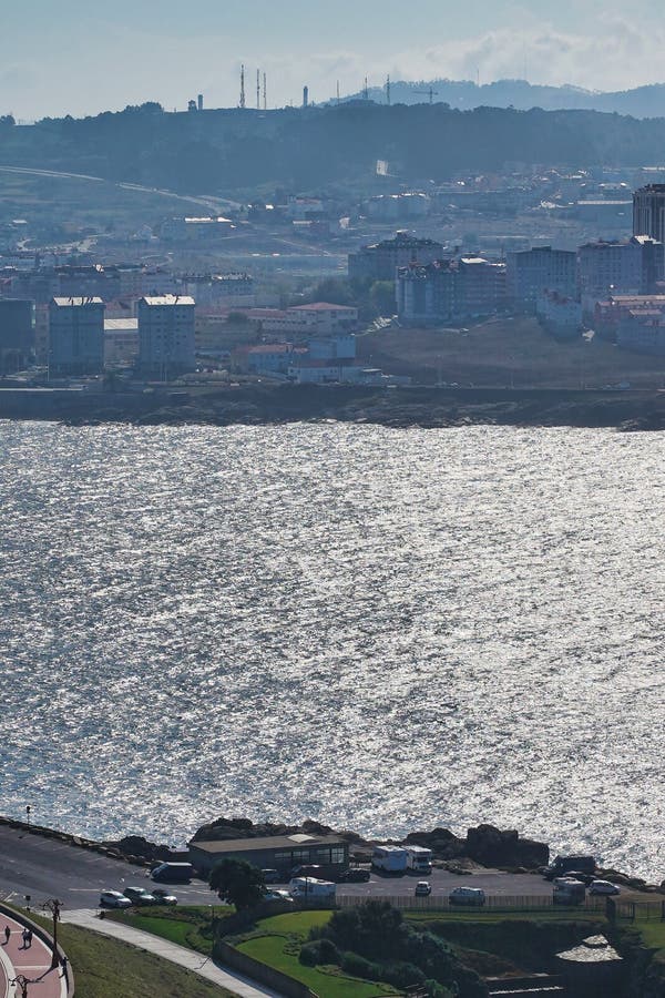 Vista vertical de alto ángulo de los edificios en el cuerpo del mar en coruna galicia españa foto de archivo libre de regalías
