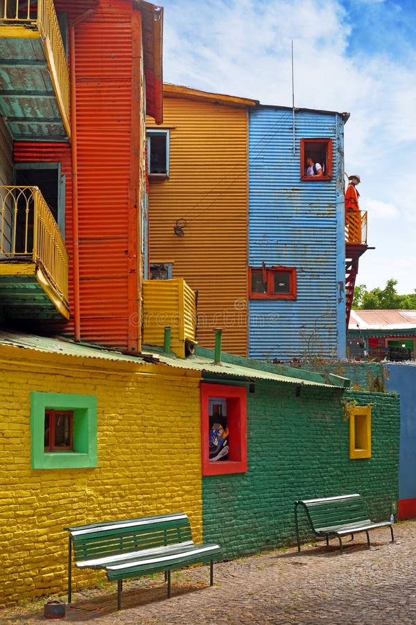 Vista vertical de edificios coloridos en Caminito del La argentino Boca del distrito, en Buenos Aires, con las paredes del vintag foto de archivo Vista vertical de edificios coloridos en Caminito del La argentino Boca del distrito, en Buenos Aires, con las paredes del vintag foto de archivo