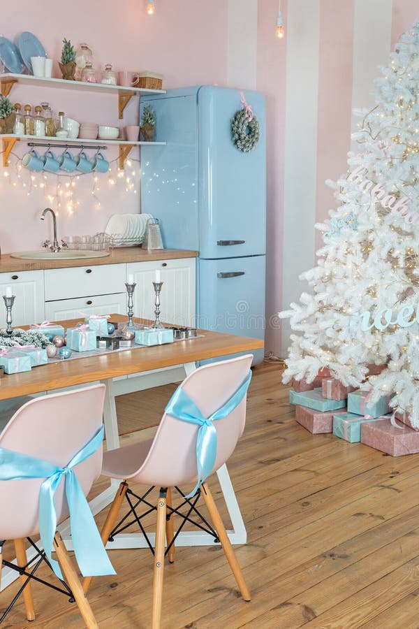 Vista Vertical Del Interior De La Moderna Cocina Blanca Con Paredes Rosas Y  Decoración Azul En Nochebuena Víspera De Año Nuevo Ár Foto de archivo -  Imagen de pino, rosa: 163775958