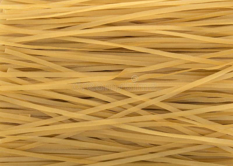 Vista vicina del fettuccini della pasta del riso sbramato immagini stock Vista vicina del fettuccini della pasta del riso sbramato immagini stock