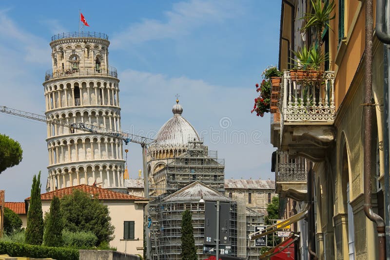 Vista à torre de sino da catedral (torre inclinada de Pisa) AIE imagens de stock Vista à torre de sino da catedral (torre inclinada de Pisa) AIE imagens de stock