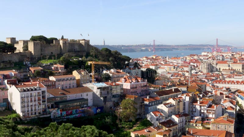 Vistas al casco antiguo y al castillo Castelo de San Jorge y al puente Ponte 25 de Abril Lisboa. almacen de metraje de vídeo
