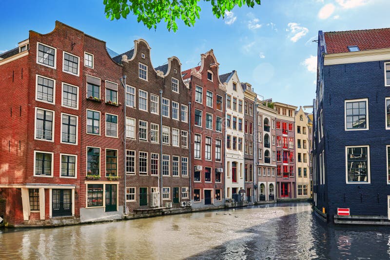 Vistas bonitas das ruas, construções antigas, povos, terraplenagens de Amsterdão imagem de stock royalty free Vistas bonitas das ruas, construções antigas, povos, terraplenagens de Amsterdão imagem de stock royalty free