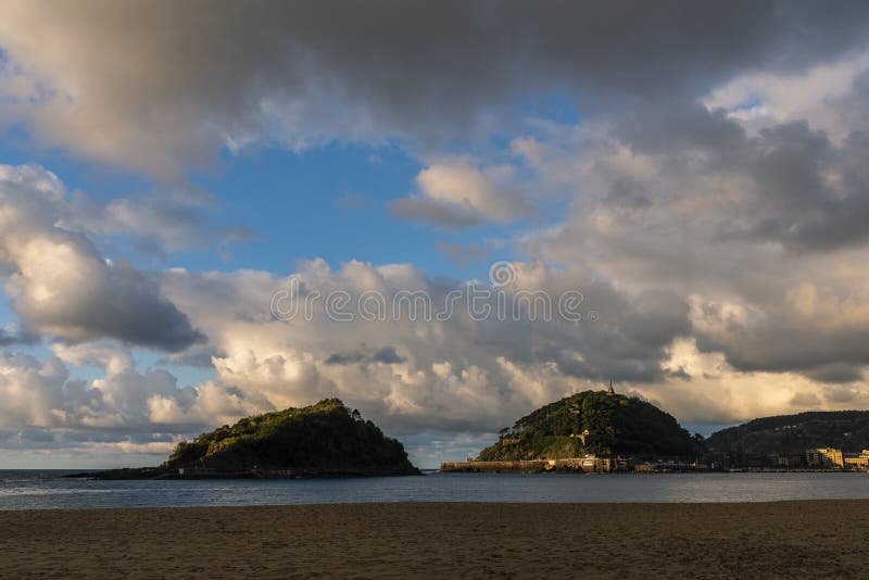 Vistas da baía de San Sebastian, montagem Urgull e Santa Clara Island imagem de stock Vistas da baía de San Sebastian, montagem Urgull e Santa Clara Island imagem de stock