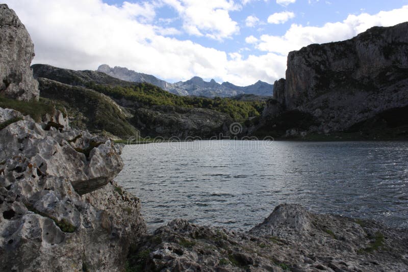 Vistas das nuvens nas montanhas, estrada aos lagos de Covadonga, as Astúrias fotos de stock Vistas das nuvens nas montanhas, estrada aos lagos de Covadonga, as Astúrias fotos de stock