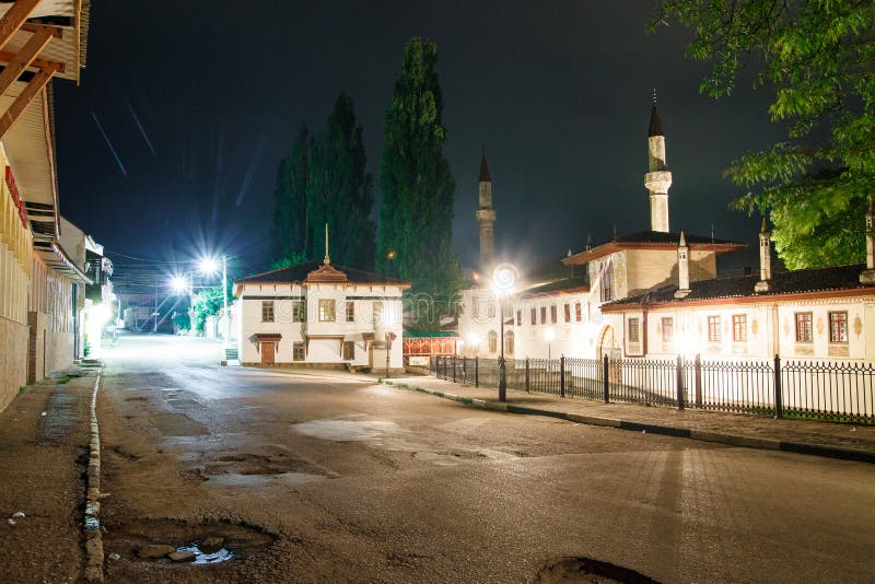 Vistas de visita na noite Mesquita bonita na noite Luzes da cidade imagem de stock Vistas de visita na noite Mesquita bonita na noite Luzes da cidade imagem de stock