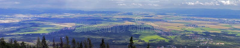 Vistas grandes del espacio abajo abajo, de los prados, de los campos y del SE de los bosques fotos de archivo libres de regalías Vistas grandes del espacio abajo abajo, de los prados, de los campos y del SE de los bosques fotos de archivo libres de regalías