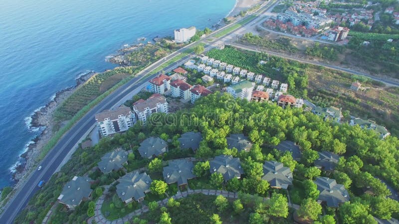 Vistas a la ciudad costera con hoteles cerca del mar y almacen de video
