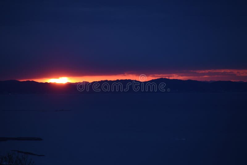 Vistas A La Luminosidad De La Salida Del Sol Y Al Reflejo De La