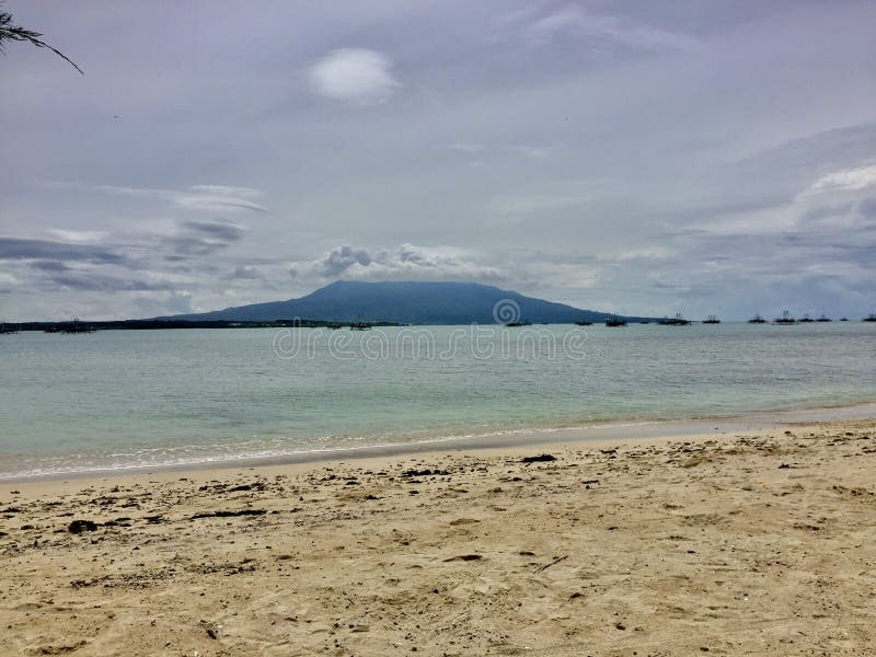 Vistas a la montaña krakatoa desde la playa