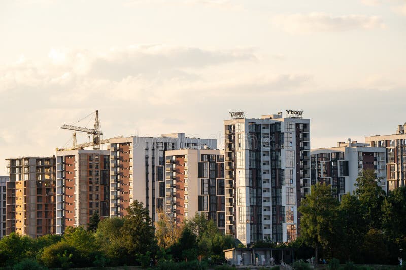 Vistas panorámicas a los edificios de varias plantas con apartamentos. nuevo complejo residencial. distrito de ciudad. real imagen de archivo