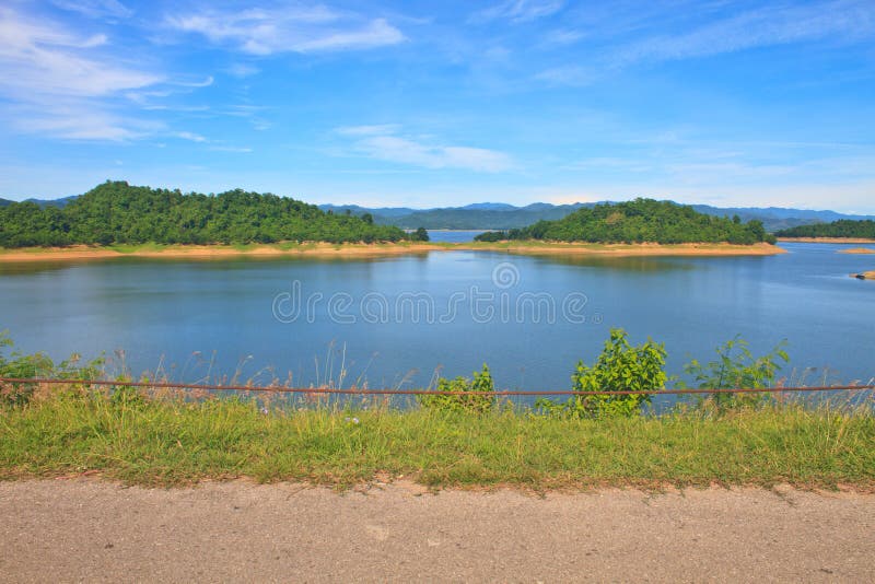 Vistas sobre a represa de Kaengkrachan do reservatório