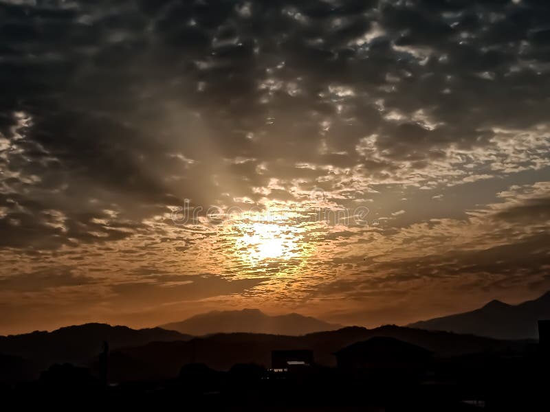 viste del cielo nuvole e montagne al tramonto, bel tramonto immagine stock libera da diritti viste del cielo nuvole e montagne al tramonto, bel tramonto immagine stock libera da diritti