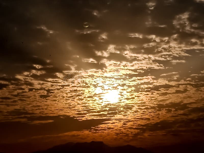 viste del cielo nuvole e montagne al tramonto, bel tramonto fotografie stock libere da diritti viste del cielo nuvole e montagne al tramonto, bel tramonto fotografie stock libere da diritti