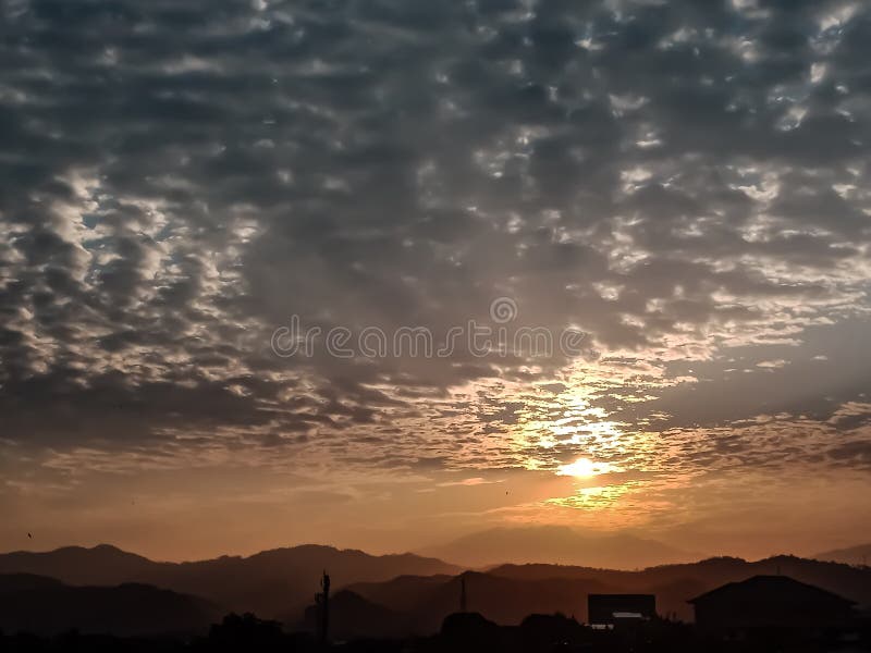 viste del cielo nuvole e montagne al tramonto, bel tramonto fotografie stock viste del cielo nuvole e montagne al tramonto, bel tramonto fotografie stock