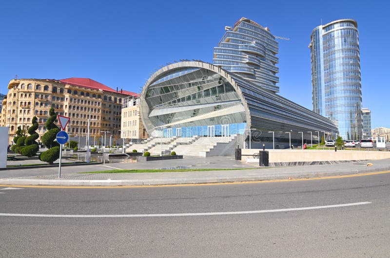 Viste della città bianca in costruzione a Bacu immagine stock libera da diritti Viste della città bianca in costruzione a Bacu immagine stock libera da diritti