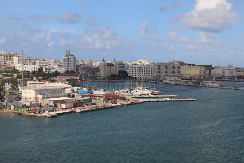 Viste della città e della linea costiera lungo vecchio San Juan, Porto Rico fotografia stock libera da diritti Viste della città e della linea costiera lungo vecchio San Juan, Porto Rico fotografia stock libera da diritti