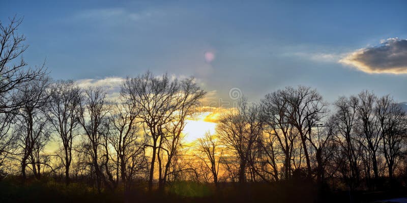 Viste di tramonto di crepuscolo attraverso i rami di albero di inverno da Opryland lungo Shelby Bottoms Greenway e l'area natural fotografie stock libere da diritti Viste di tramonto di crepuscolo attraverso i rami di albero di inverno da Opryland lungo Shelby Bottoms Greenway e l'area natural fotografie stock libere da diritti