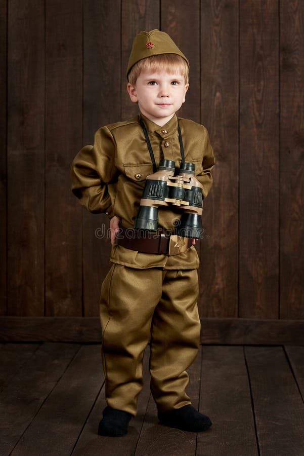 a Los Niños Como Soldado En Uniformes Militares Retros Imagen de archivo - Imagen de ejército, rusia: 120706551