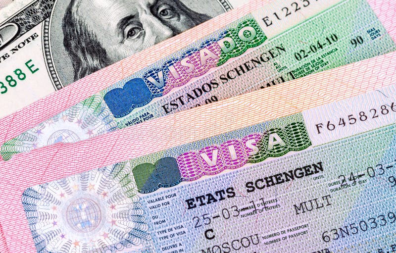 Visto di Schengen in passaporto e in bankno americano del dollaro
