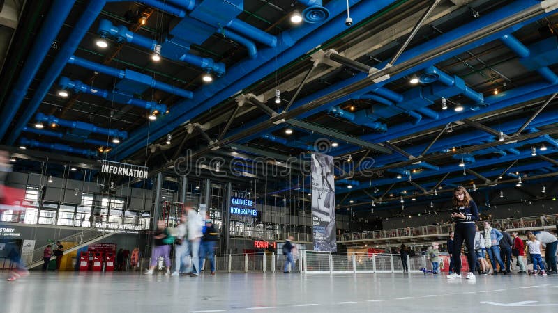 Vistors que anda em Georges Pompidou Centre fotografia de stock Vistors que anda em Georges Pompidou Centre fotografia de stock